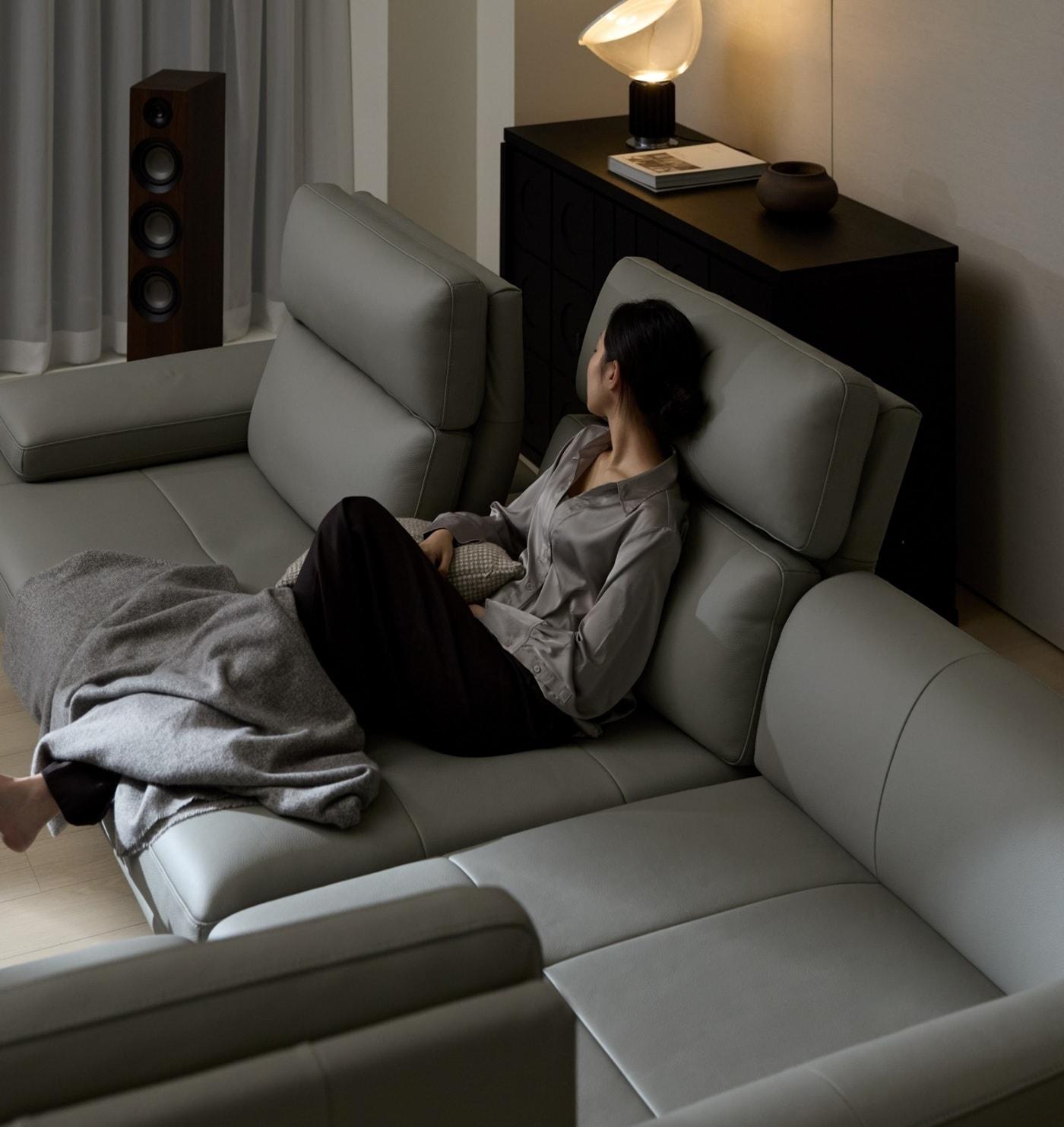 본문 이미지 - 한샘 프리미엄 가죽 스윙소파 스위브 더마스터(한샘 제공)