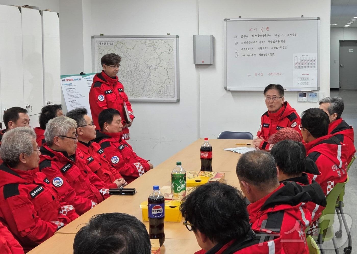 본문 이미지 - 경북도가 봉화군에서 발생한 고병원성 조류인플루엔자(AI)와 최근 잇따른 산불에 대해 방역과 대응 강화에 나섰다. ⓒ 뉴스1 김대벽기자