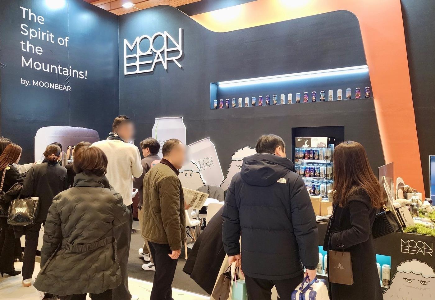 본문 이미지 -  '2026 호텔페어'에 참가한 교촌에프앤비의 문베어 부스(교촌에프앤비 제공)