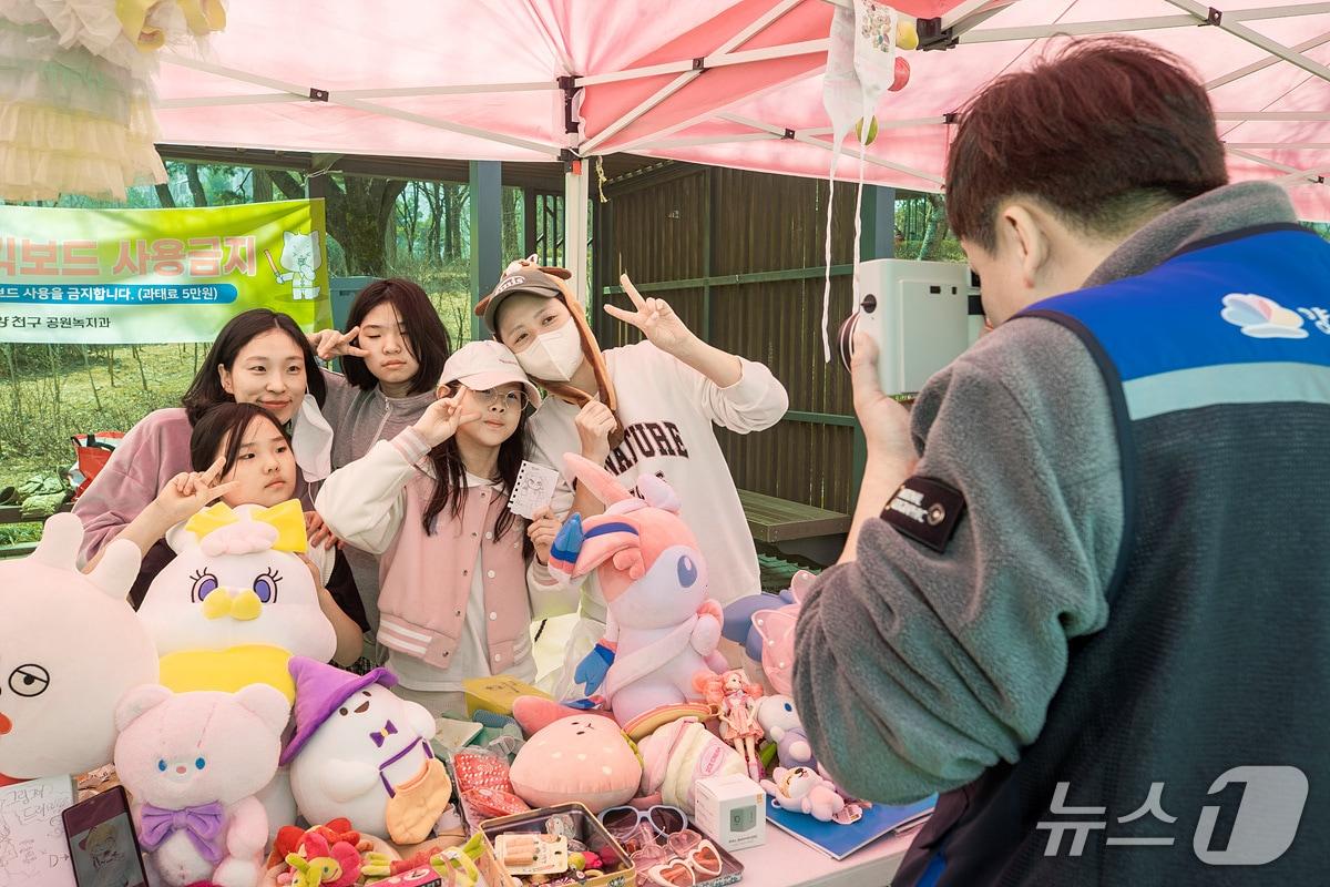 본문 이미지 - 지난해 양천사랑복지재단 기부 후 폴라로이드 사진 남기는 모습.(양천구 제공)