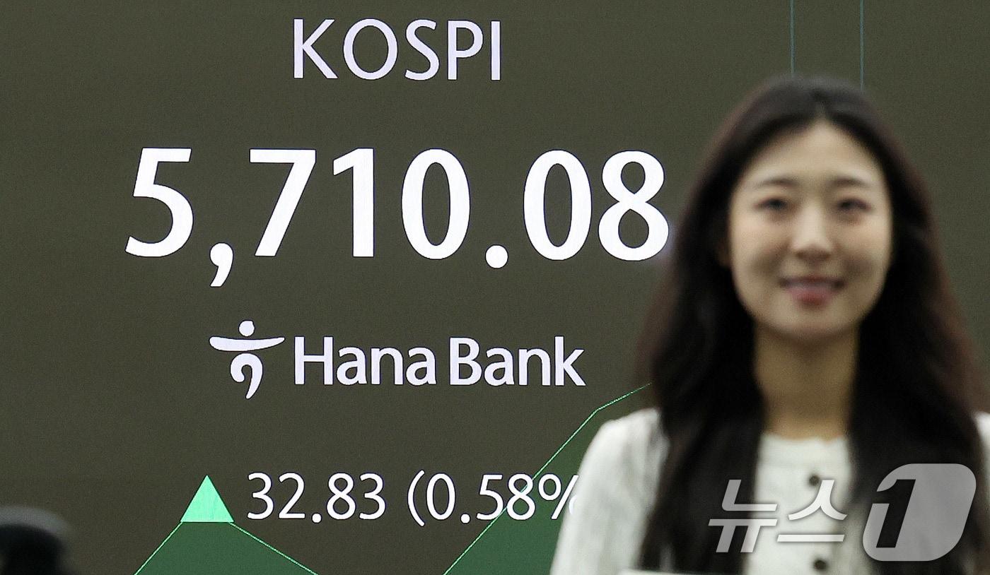 본문 이미지 - 코스피가 장중 사상 첫 5700선을 돌파한 20일 오전 서울 중구 하나은행 딜링룸 현황판에 코스피 시황이 나타나고 있다. 2026.2.20 ⓒ 뉴스1 박지혜 기자