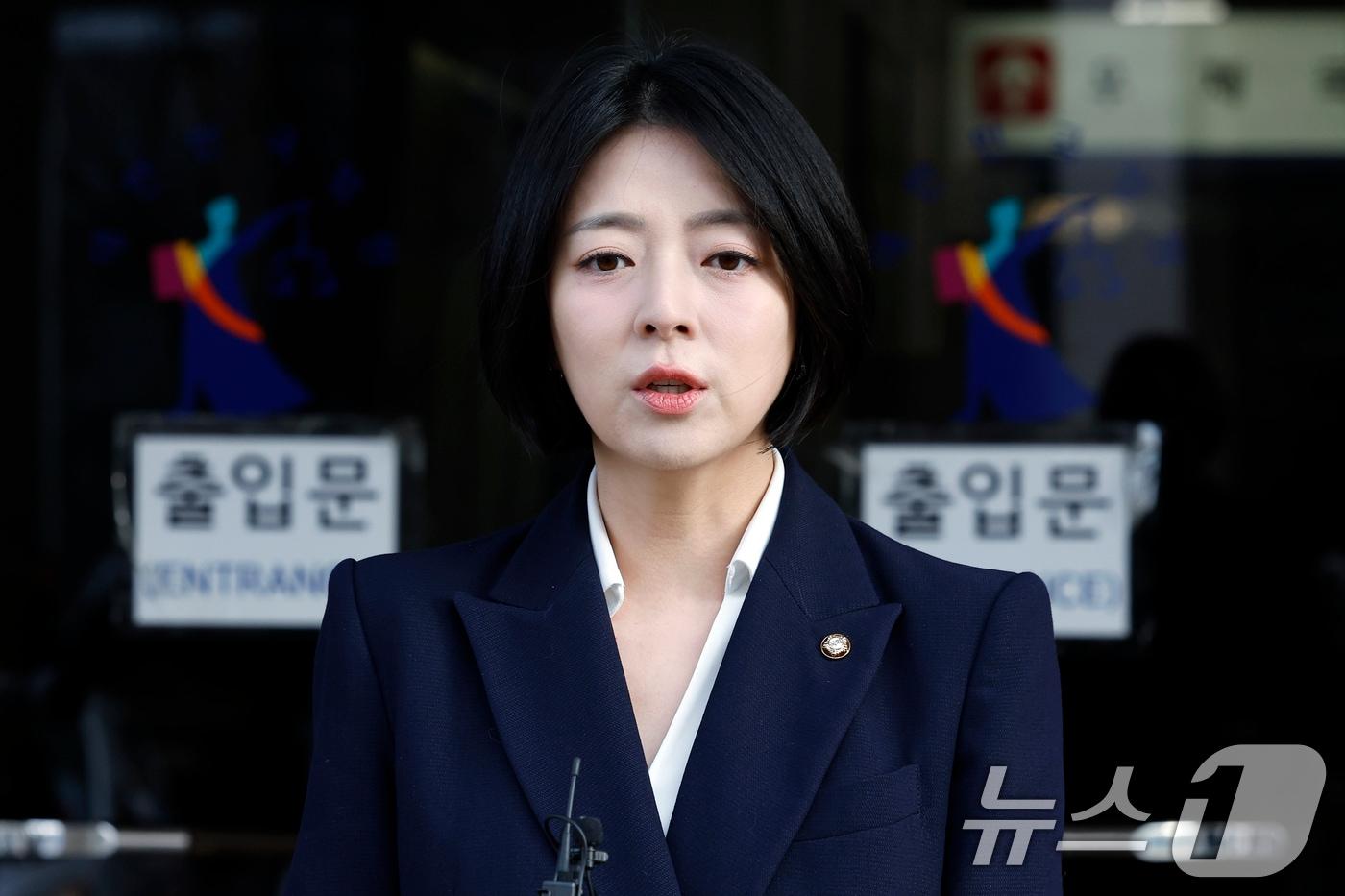 본문 이미지 - 배현진 국민의힘 의원이 20일 오전 서울시 양천구 신정동서울남부지방법원에서 당원권 정지 1년에 대한 징계 효력정지 가처분 신청에 대한 입장을 밝히고 있다. 2026.2.20 ⓒ 뉴스1 박정호 기자