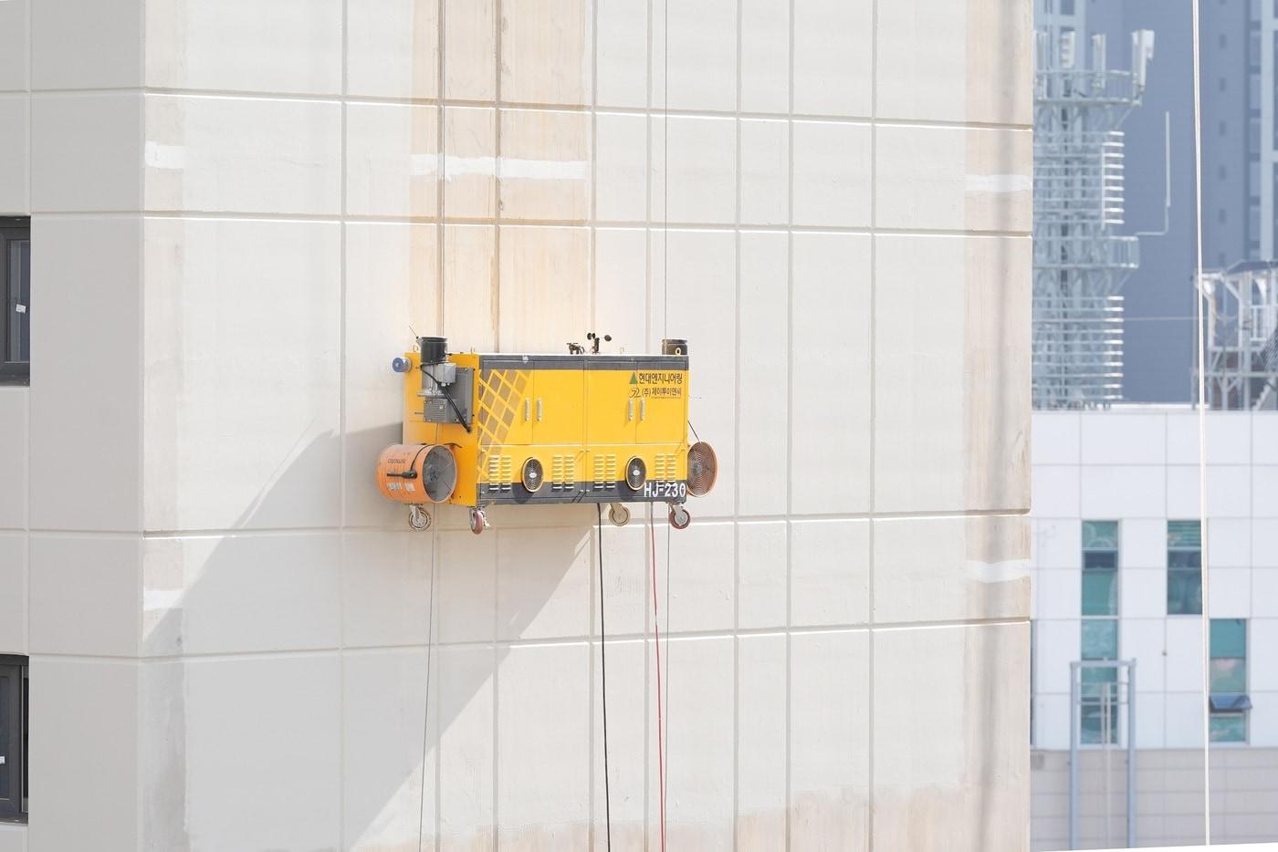 본문 이미지 - 현대엔지니어링이 시공 중인 아파트 현장에서 외벽도장로봇을 시연하고 있다.(현대엔지니어링 제공) 뉴스1 ⓒ News1 