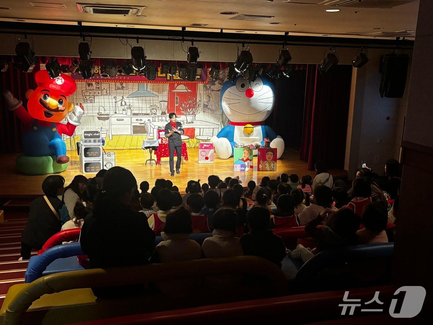 본문 이미지 -  꿈나래어린이극장에서 공연이 진행되는 모습. (부산시설공단 제공. 재판매 및 DB금지)