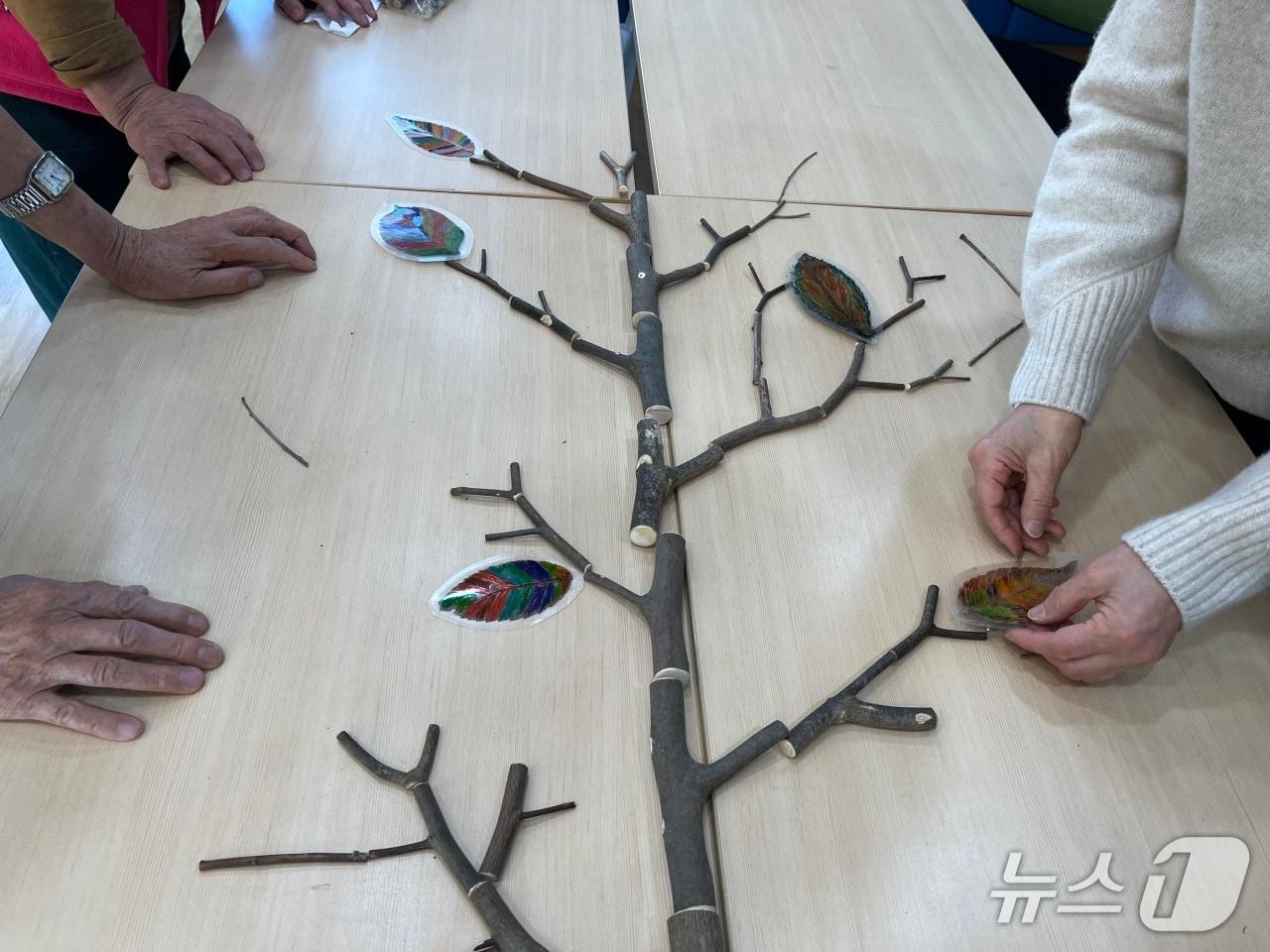 본문 이미지 -  숲속 힐링 프로그램 자연물 놀이.(음성군 제공. 재판매 및 DB금지)/뉴스1