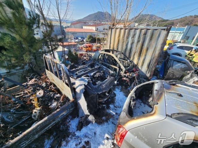 본문 이미지 - 19일 오후 1시 59분쯤 김해시 유하동의 철강 재활용 업체 야적장에서 불이나 30분만에 진화됐다. 사진은 화재 현장 모습.(경남소방본부 제공. 재판매 및 DB금지)