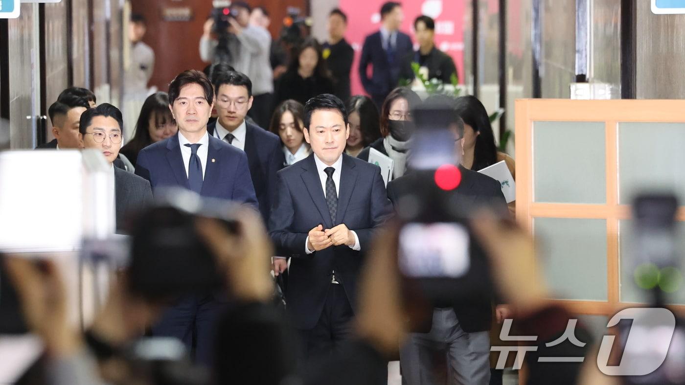 본문 이미지 - 장동혁 국민의힘 대표가 지난 20일 서울 여의도 국회에서 윤석열 전 대통령 1심 선고에 대한 입장을 발표하는 기자회견을 하기위해 회견장에 들어서고 있다. 2026.2.20 ⓒ 뉴스1 신웅수 기자