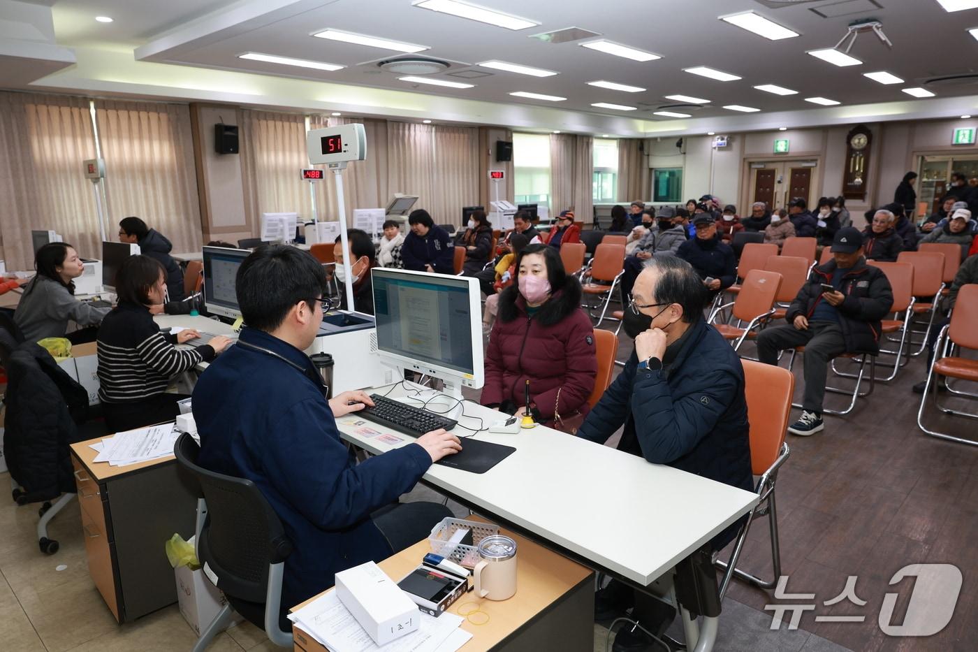 본문 이미지 - 민생안정지원금 신청 접수 창구(영동군 제공. 재판매 및 DB금지) /뉴스1 