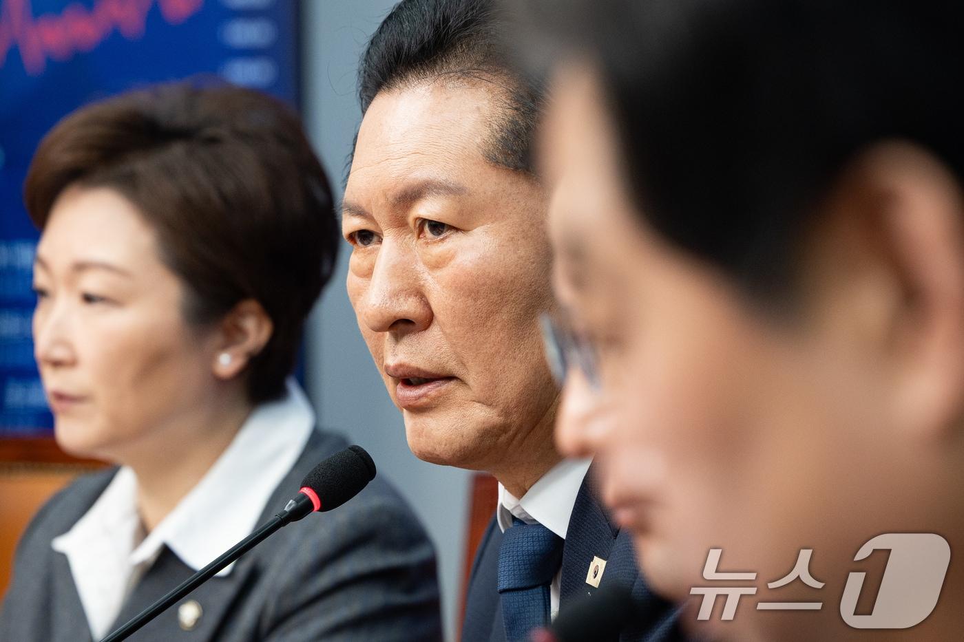 본문 이미지 - 정청래 더불어민주당 대표가 20일 서울 여의도 국회에서 열린 최고위원회의에서 모두 발언을 하고 있다. 2026.2.20 ⓒ 뉴스1 유승관 기자