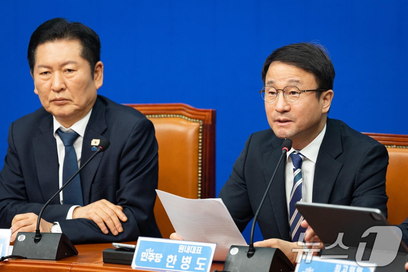 본문 이미지 - 한병도 더불어민주당 원내대표가 20일 서울 여의도 국회에서 열린 최고위원회의에서 모두 발언을 하고 있다. 2026.2.20 ⓒ 뉴스1 유승관 기자