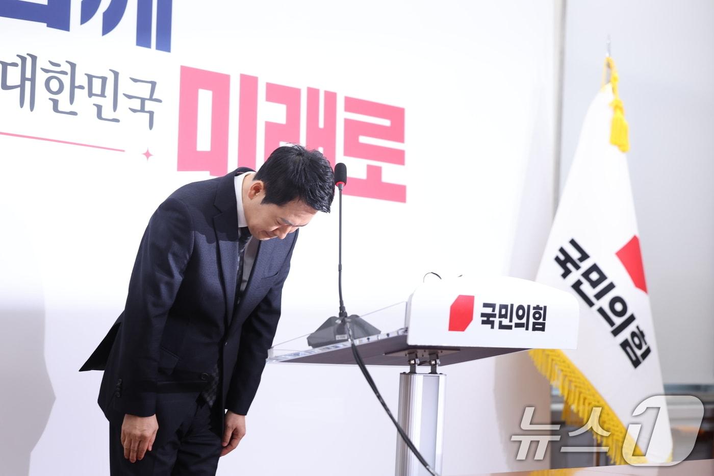 본문 이미지 - 장동혁 국민의힘 대표가 20일 서울 여의도 국회에서 윤석열 전 대통령 1심 선고에 대한 입장을 밝히는 기자회견 전 인사를 하고 있다. 2026.2.20 ⓒ 뉴스1 신웅수 기자