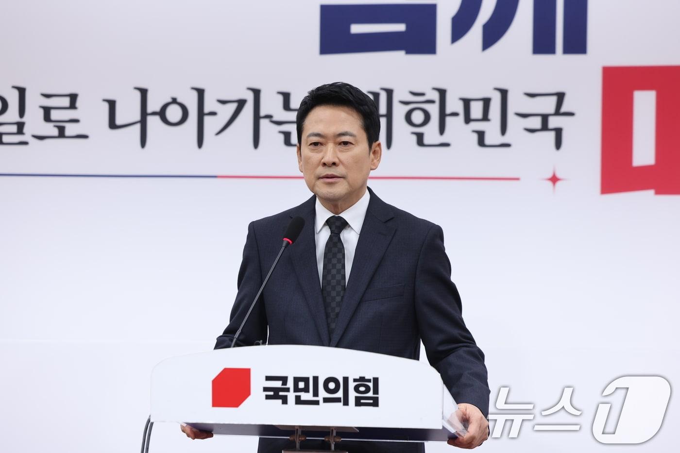 본문 이미지 - 장동혁 국민의힘 대표가 20일 서울 여의도 국회에서 윤석열 전 대통령 1심 선고에 대한 입장을 밝히는 기자회견을 하고 있다. 2026.2.20 ⓒ 뉴스1 신웅수 기자