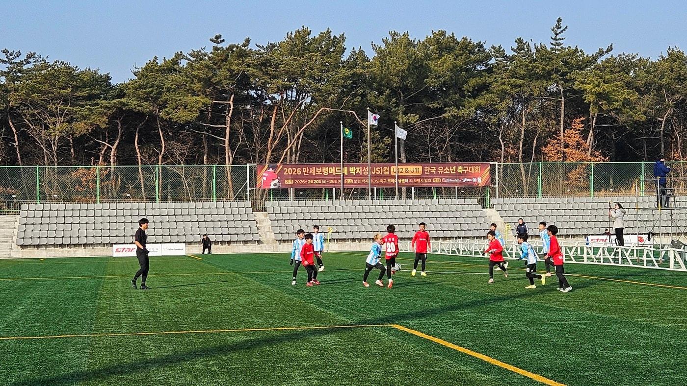 본문 이미지 -  '2026 만세보령머드배 JS컵 한국 유소년 축구대회' 진행 모습.(시 제공. 재판매 및 DB금지)/뉴스1