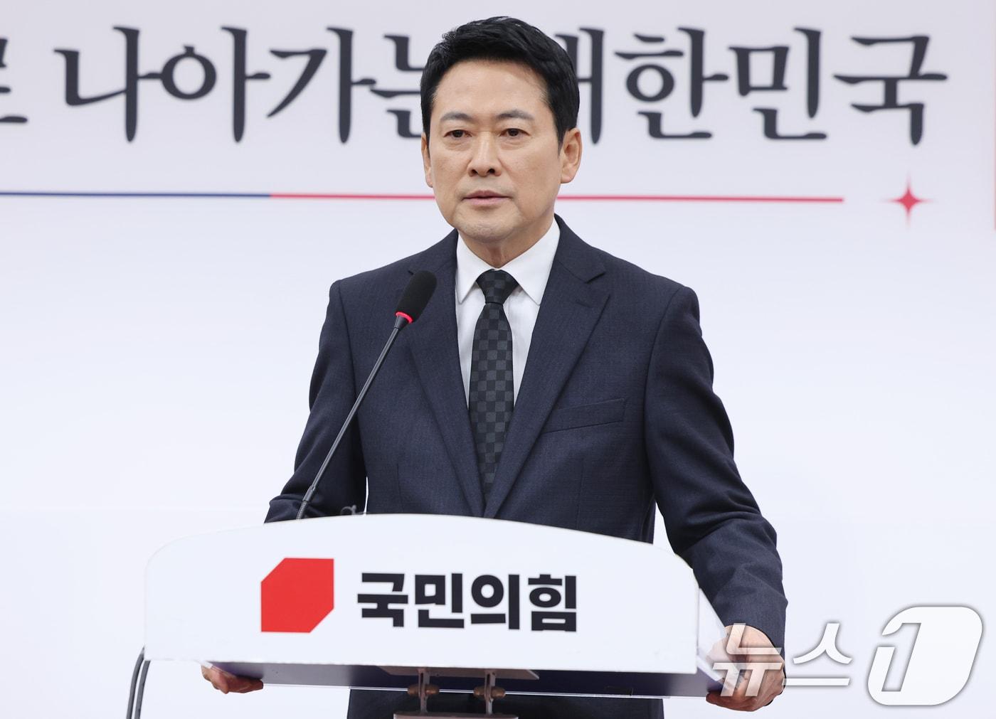 본문 이미지 - 장동혁 국민의힘 대표가 20일 서울 여의도 국회에서 윤석열 전 대통령 1심 선고에 대한 입장을 밝히는 기자회견을 하고 있다. 2026.2.20 ⓒ 뉴스1 신웅수 기자