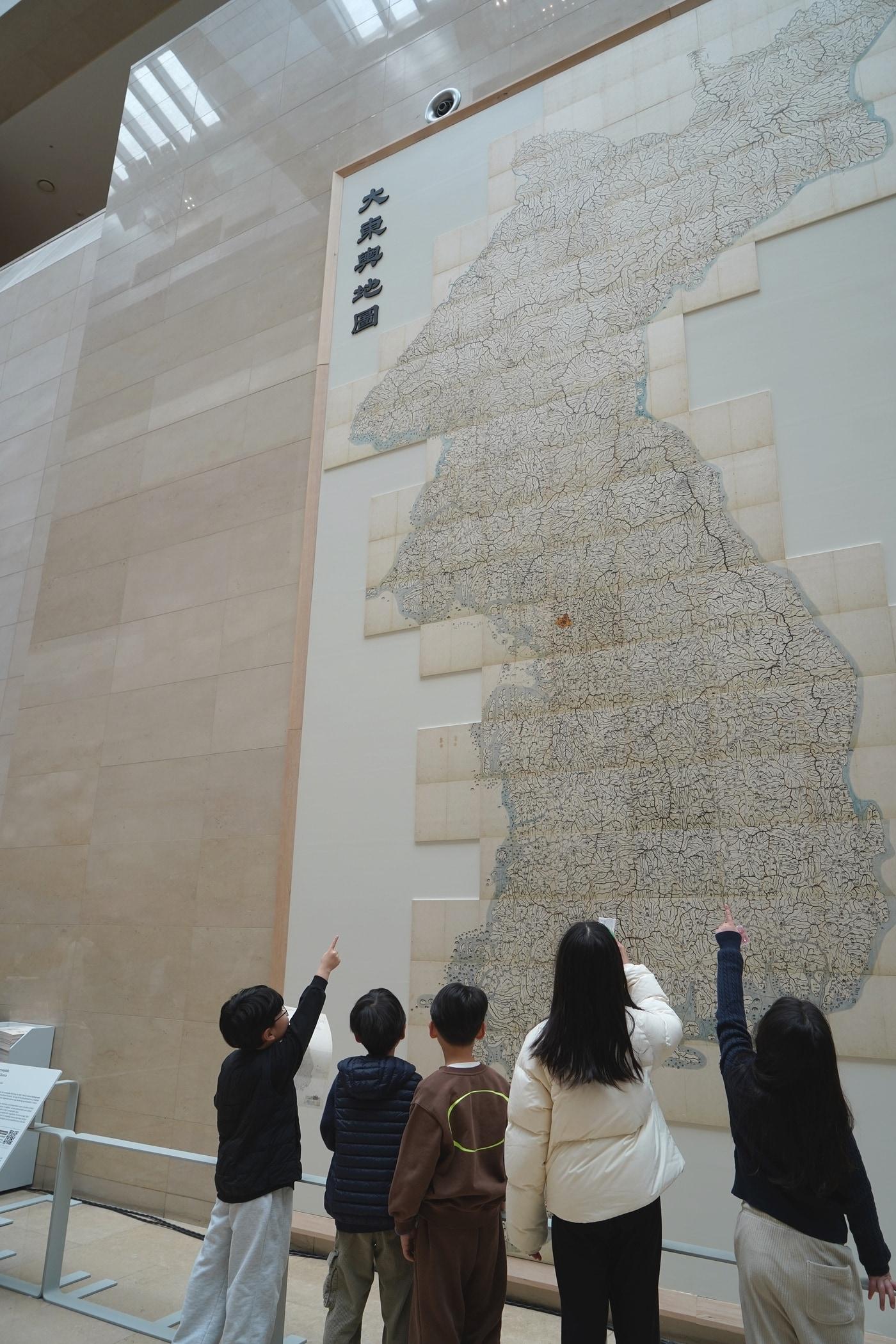 본문 이미지 - 대동여지도를 관람하는 관람객 모습(국립중앙박물관 제공)