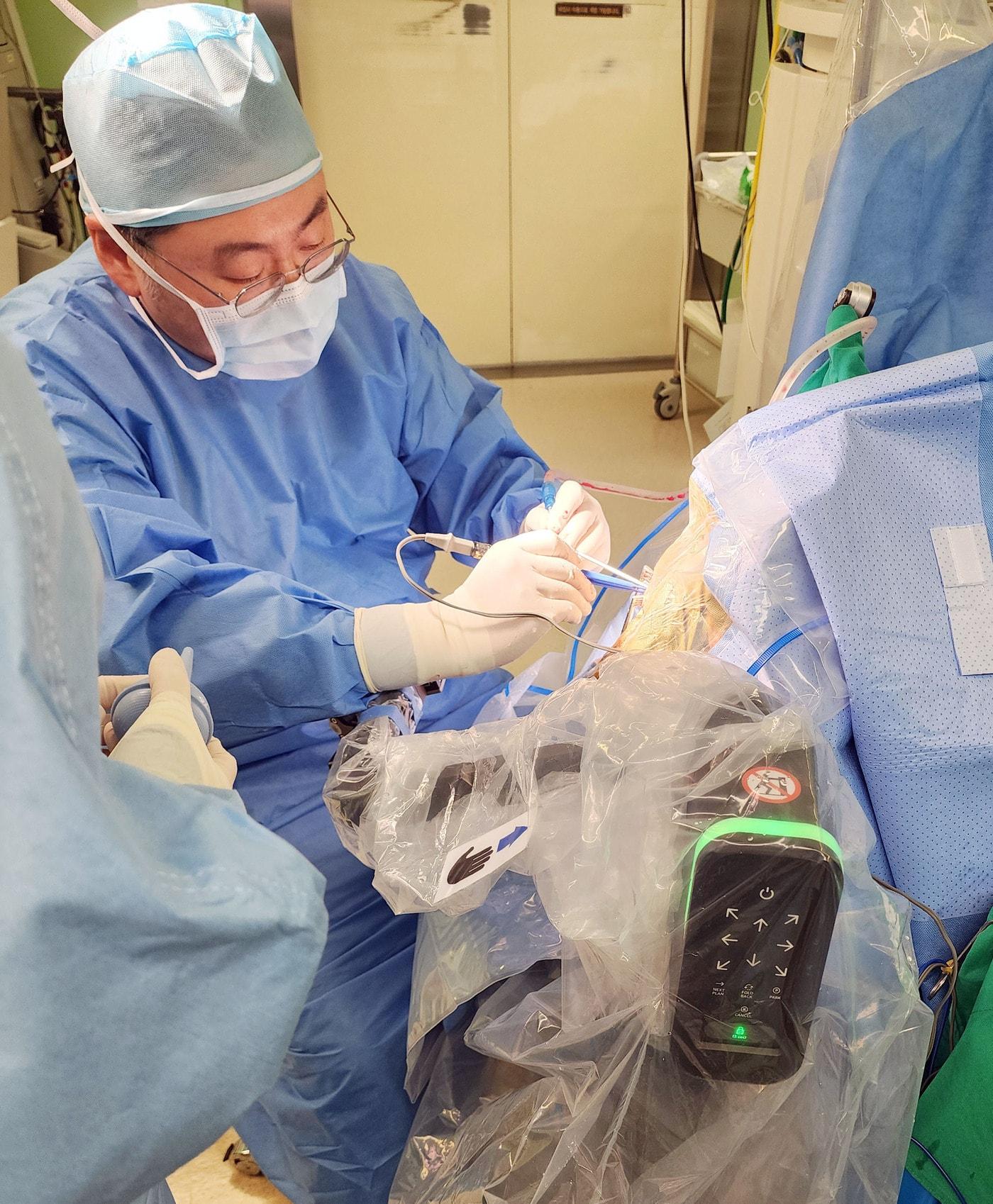 본문 이미지 - 장원석 세브란스병원 신경외과 교수가 뇌로봇수술을 진행하고 있다.(세브란스병원 제공)