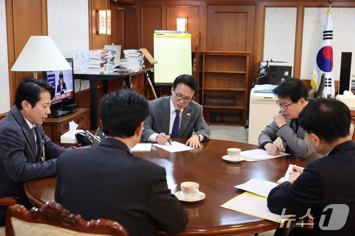 본문 이미지 - 임호선 더불어민주당 충북도당위원장 직무대행과 송재봉·이강일 의원이 지난 19일 김민석 국무총리를 예방해 충북 현안과 관련한 논의를 하고 있다.(임호선 의원실 제공, 재판매 및 DB금지)/뉴스1