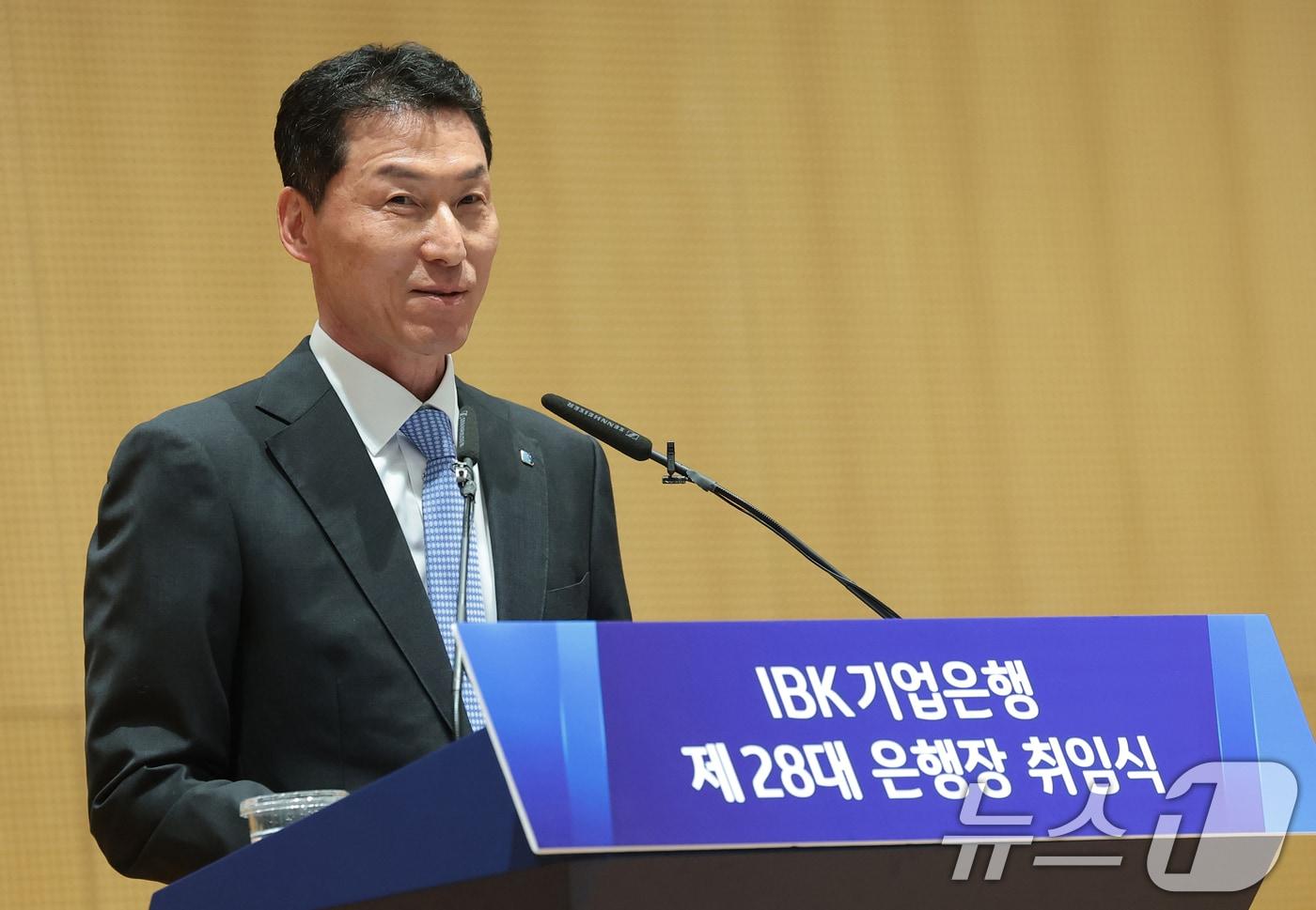 본문 이미지 - 장민영 신임 IBK기업은행장이 20일 오전 서울 중구 IBK기업은행 본점에서 열린 '제28대 은행장 취임식'에서 취임사를 하고 있다. 2026.2.20 ⓒ 뉴스1 권현진 기자