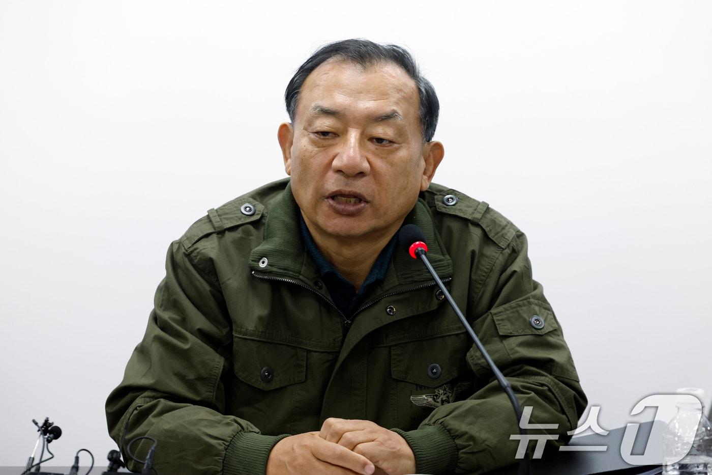 본문 이미지 - 지난 20일 야상 차림의 이정현 국민의힘 공천관리위원장이 서울시 영등포구 여의도 국민의힘 당사에서 열린 제9회 전국동시지방선거 중앙당 공천관리위원회 제1차 회의에서 모두 발언을 하고 있다. 2026.2.20 ⓒ 뉴스1 박정호 기자