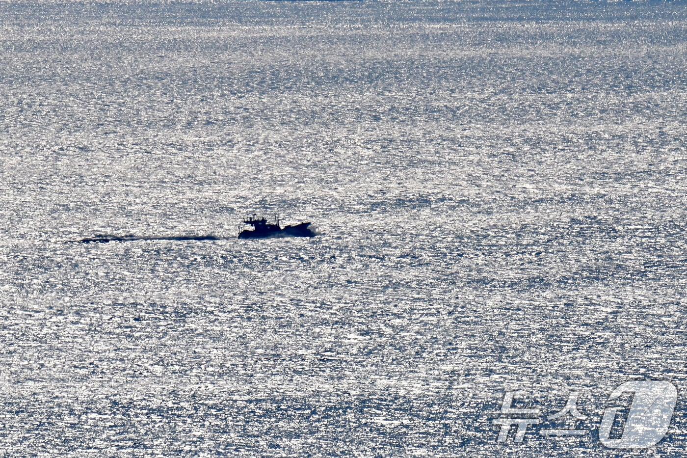 본문 이미지 - 20일 오전 경북 포항시 북구 영일대해수욕장 앞바다에서 조업을 마친 어선이 귀항하고 있다. 2026.2.20 ⓒ 뉴스1 최창호 기자