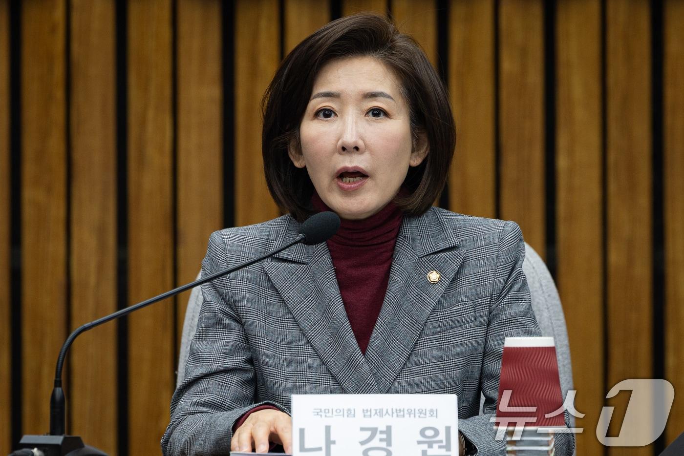 본문 이미지 - 나경원 국민의힘 의원이 20일 서울 여의도 국회에서 열린 '4심제·대법관증원·법왜곡죄' 이재명 재판 뒤집기 사법파괴 3대 악법 저지 긴급토론회에서 인사말을 하고 있다. 2026.2.20 ⓒ 뉴스1 유승관 기자