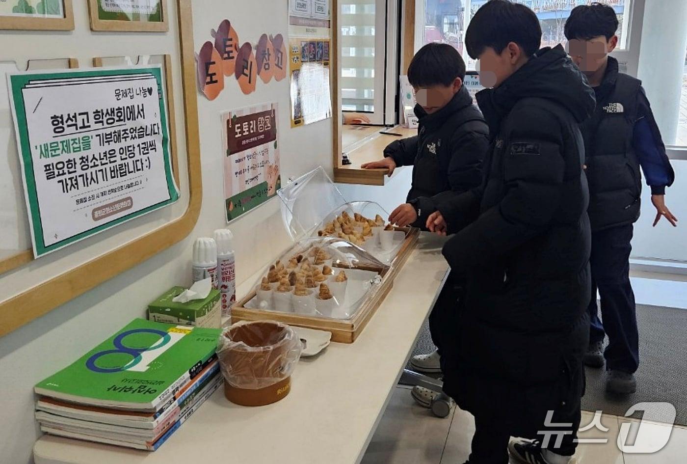 본문 이미지 - 충북 증평군 청소년문화의집 청소년 카페지기 동아리 '디카페인'이 참여하는 청소년 프로그램 '도토리창고' 운영 모습.(증평군 제공, 재판매 및 DB금지)/뉴스1