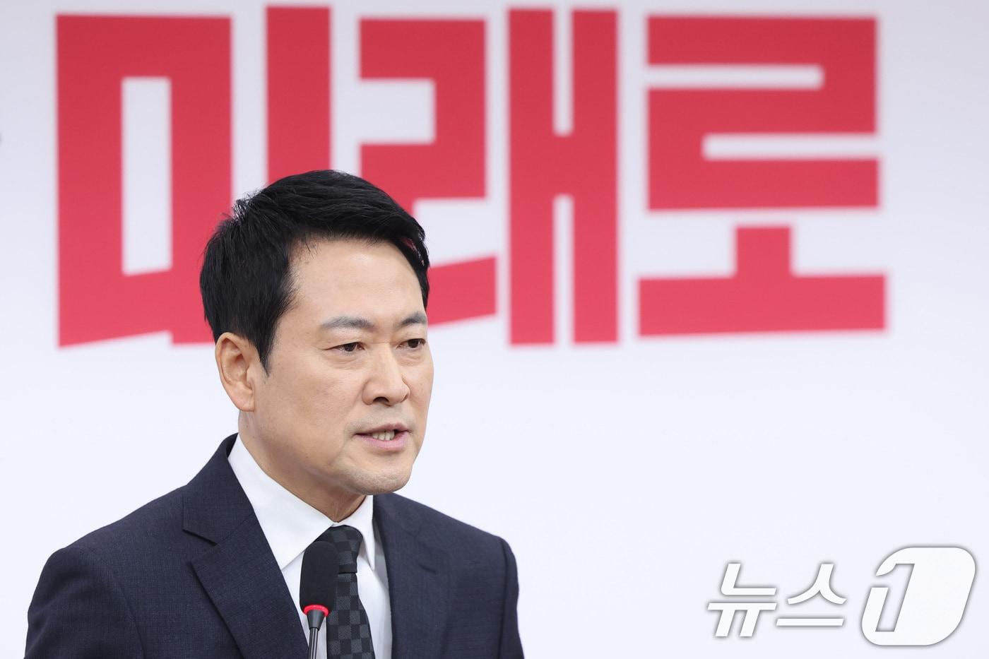 본문 이미지 - 장동혁 국민의힘 대표가 20일 서울 여의도 국회에서 윤석열 전 대통령 1심 선고에 대한 입장을 밝히는 기자회견을 하고 있다. 2026.2.20 ⓒ 뉴스1 신웅수 기자