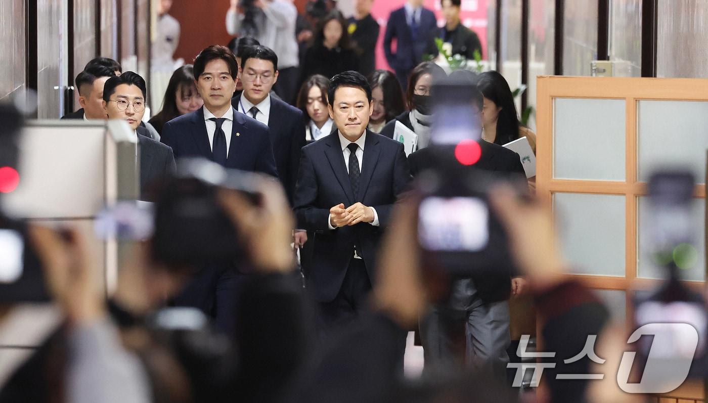 본문 이미지 - 장동혁 국민의힘 대표가 20일 서울 여의도 국회에서 윤석열 전 대통령 1심 선고에 대한 입장을 발표하는 기자회견에 참석하고 있다. 2026.2.20 ⓒ 뉴스1 신웅수 기자