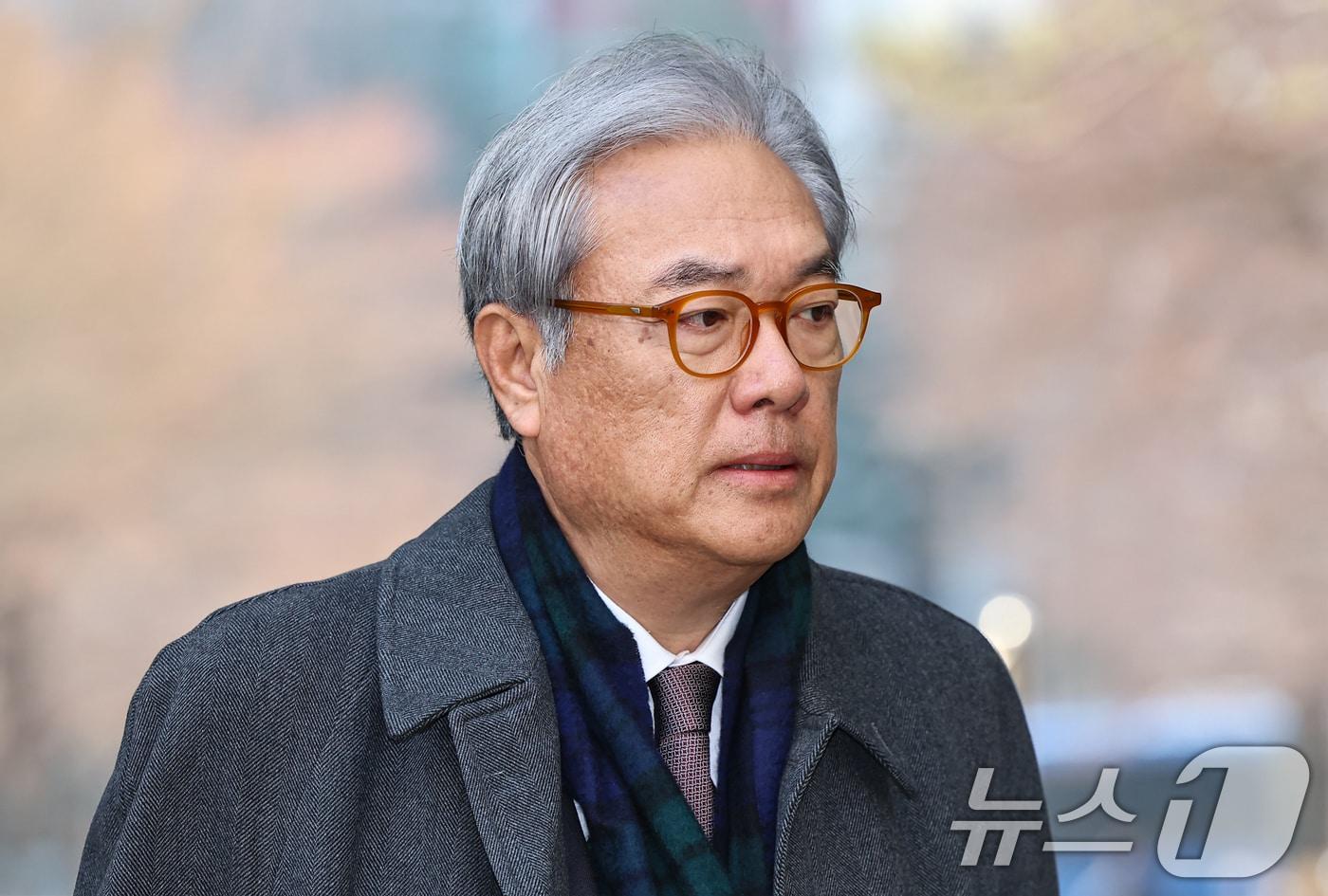 본문 이미지 - 정진석 전 대통령 비서실장이 20일 서울 서초구 중앙지방법원에서 열린 '헌법재판관 미임명' 관련 직권남용 권리행사방해 등 공판에 출석하고 있다. 2026.2.201 김도우 기자 ⓒ 뉴스