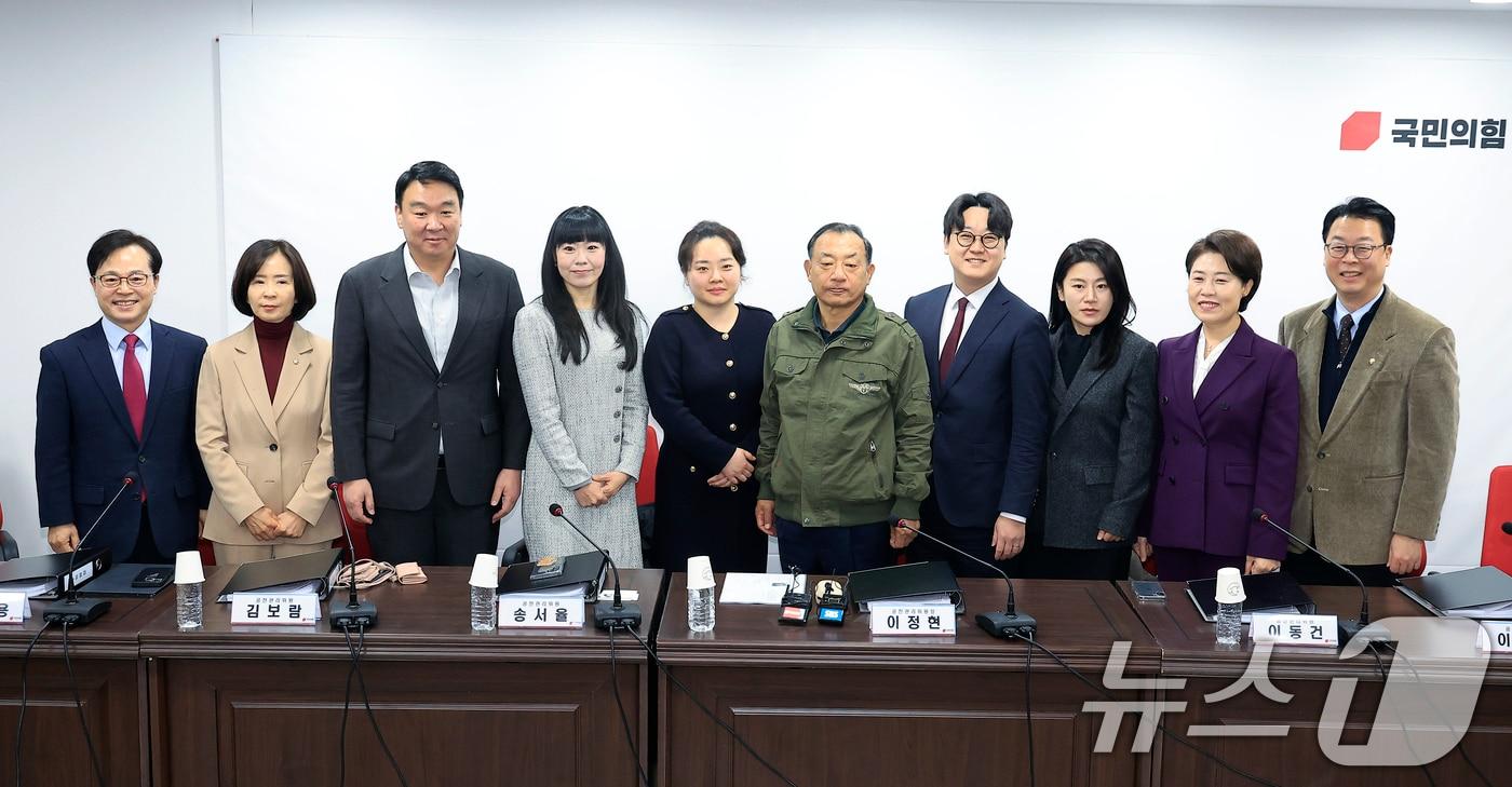 본문 이미지 - 20일 오전 서울시 영등포구 여의도 국민의힘 당사에서 열린 제9회 전국동시지방선거 중앙당 공천관리위원회 제1차 회의에서 윤용근(왼쪽부터), 최수진, 정희용, 김보람, 송서율 공천관리위원, 이정현 공천관리위원장, 이동건, 이하나, 황수림, 서지영, 곽규택 공천관리위원이 기념 촬영을 하고 있다. 2026.2.20 ⓒ 뉴스1 박정호 기자