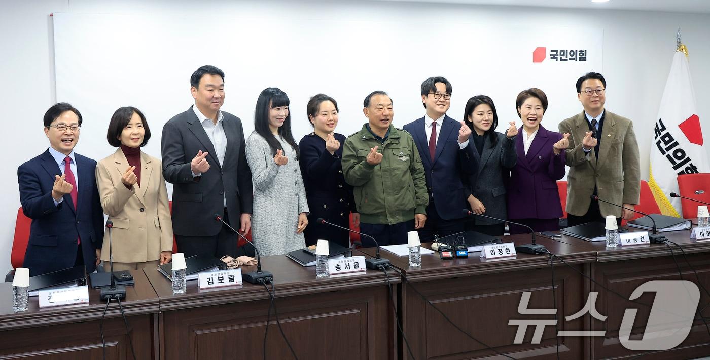 본문 이미지 - 지난 20일 오전 서울시 영등포구 여의도 국민의힘 당사에서 열린 제9회 전국동시지방선거 중앙당 공천관리위원회 제1차 회의에서 윤용근(왼쪽부터), 최수진, 정희용, 김보람, 송서율 공천관리위원, 이정현 공천관리위원장, 이동건, 이하나, 황수림, 서지영, 곽규택 공천관리위원이 기념 촬영을 하고 있다. 2026.2.20 ⓒ 뉴스1 박정호 기자