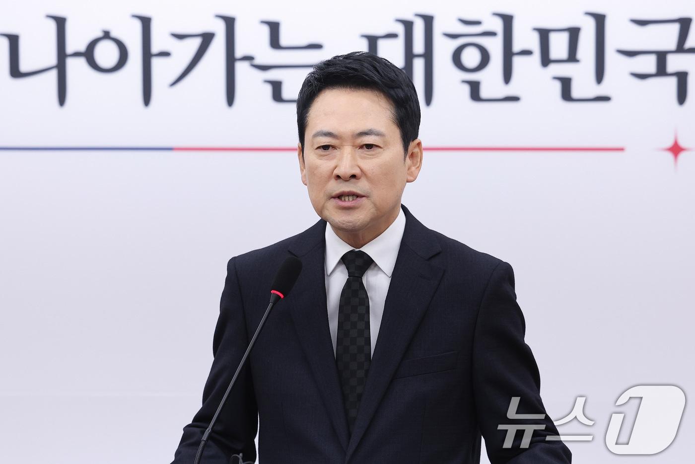 본문 이미지 - 장동혁 국민의힘 대표가 전날(20일) 서울 여의도 국회에서 윤석열 전 대통령 1심 선고에 대한 입장을 밝히는 기자회견을 하고 있다. 2026.2.20 ⓒ 뉴스1 신웅수 기자