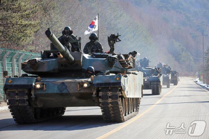 본문 이미지 - 육군 제2군단, 지난해 혹한기 전차 실기동 훈련을 하는 모습.(2군단 제공, 재판매 및 DB금지)