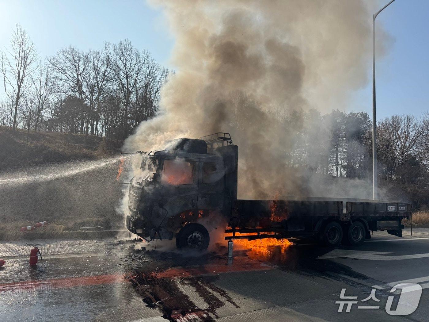 본문 이미지 - 당진대전고속도로 화물차 화재 현장. (예산소방서 제공, 재판매 및 DB금지) /뉴스1 