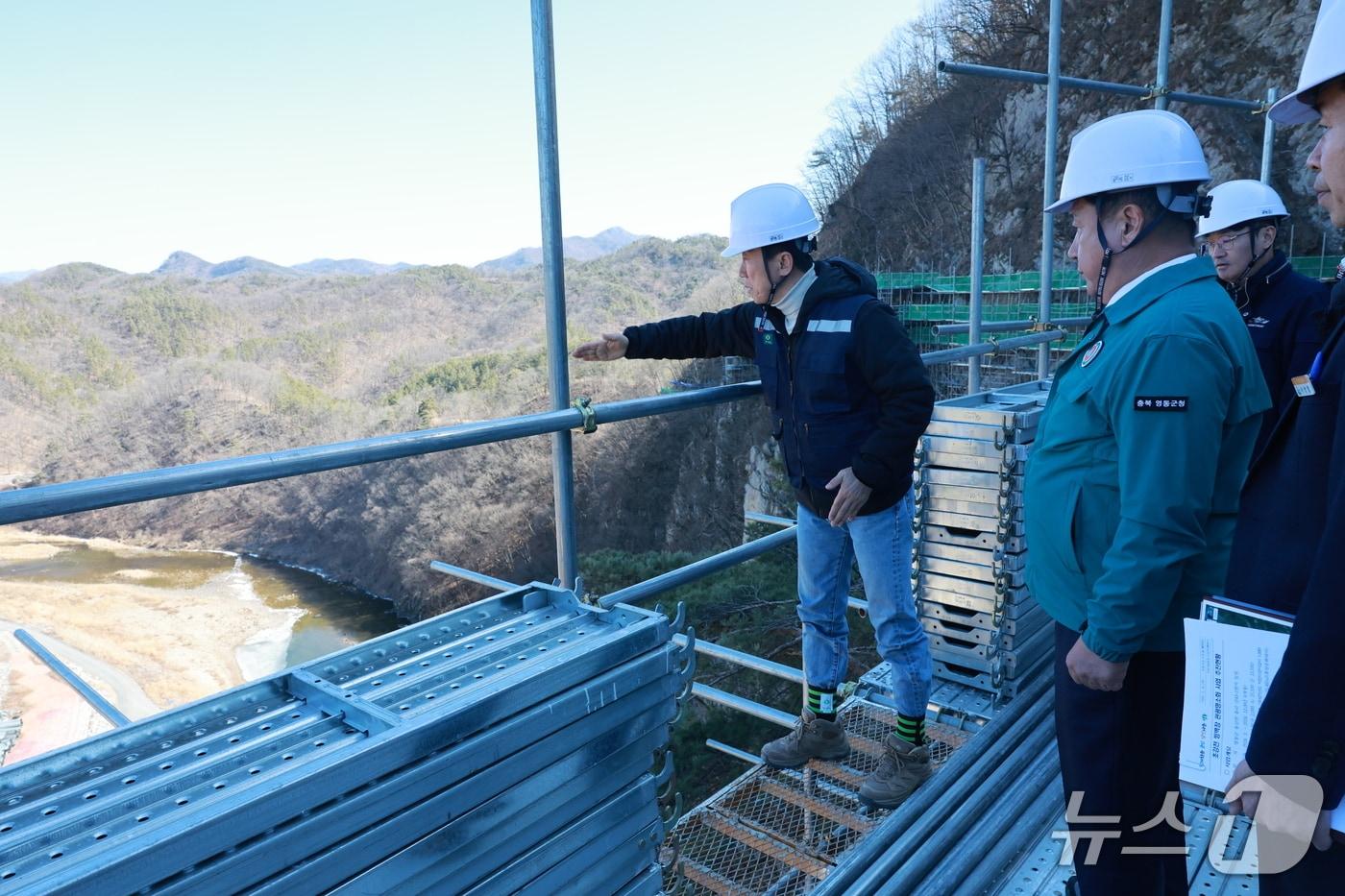 본문 이미지 - 정영철 영동군수가 초강천 빙벽장 관광 명소화사업 현장을 점검하고 있다. (영동군 제공. 재판매 및 DB금지) /뉴스1