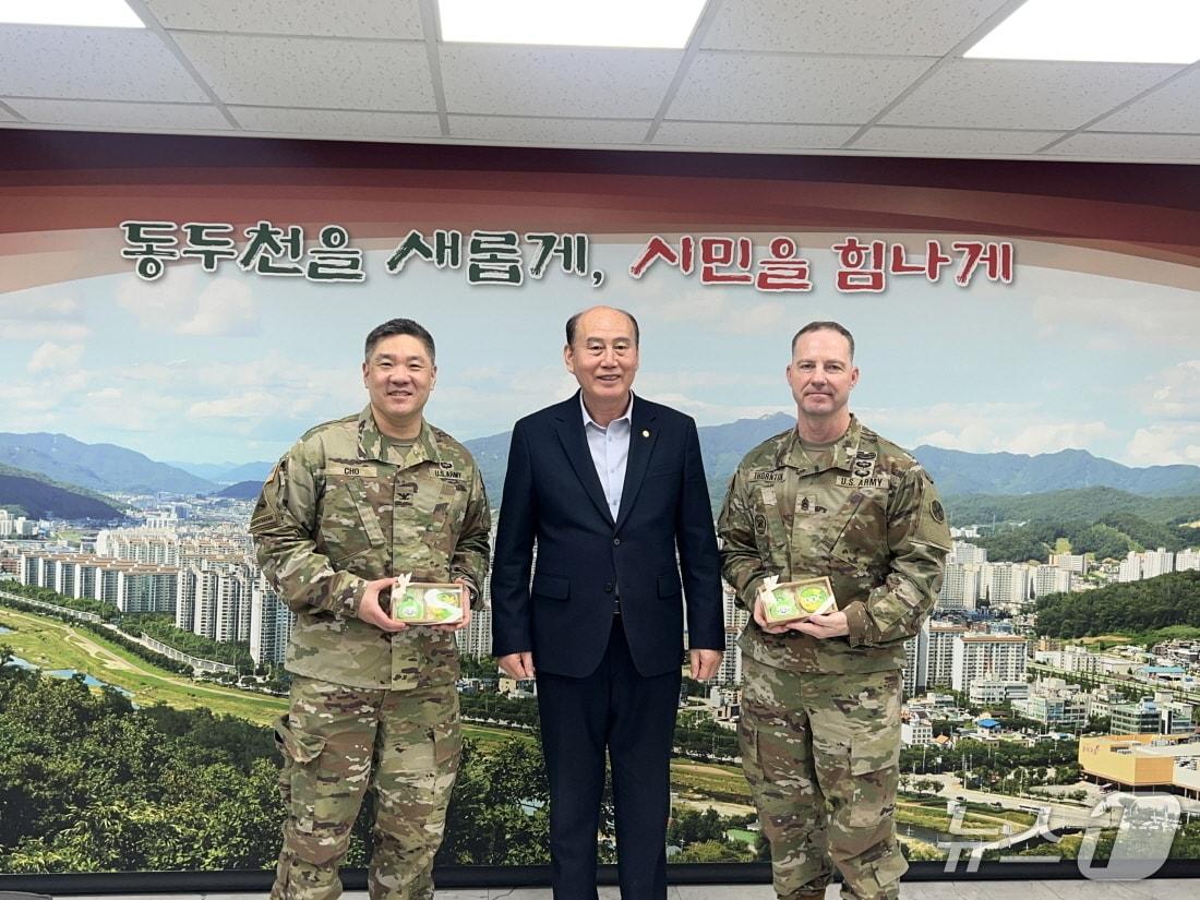 본문 이미지 - 박형덕 동두천시장과 미군 관계자들. (사진=동두천시) ⓒ 뉴스1
