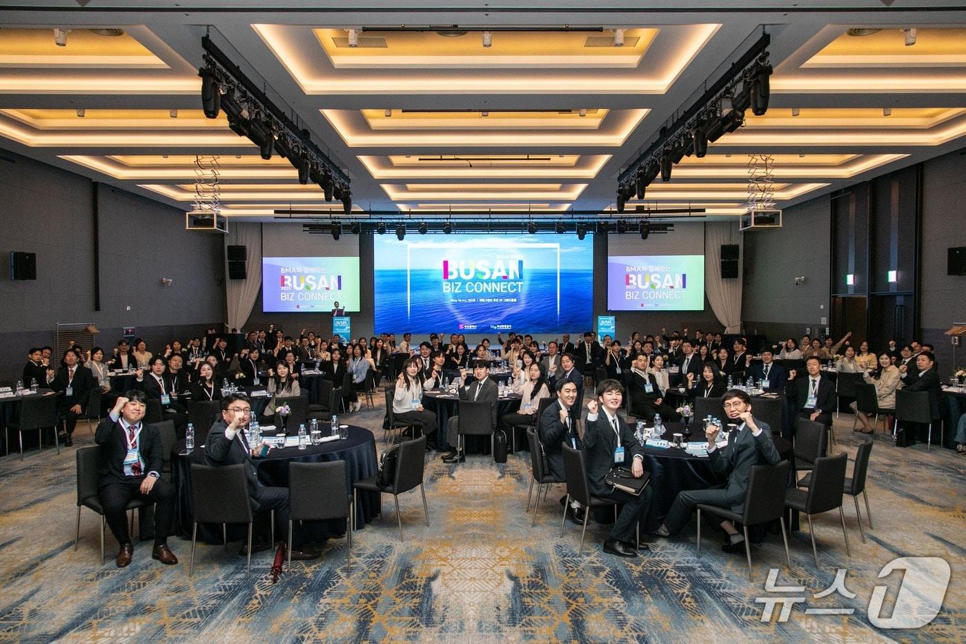 본문 이미지 - 2025 부산 MICE 얼라이언스 사업설명회 및 비즈니스 교류회 참석자들이 기념촬영을 하고 있다.(부산관광공사 제공. 재판매 및 DB금지)