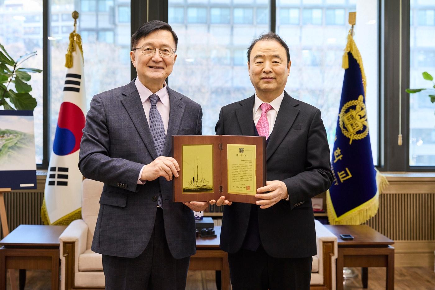 본문 이미지 - 유홍림 서울대 총장(왼쪽)과 박식순 서울대상록문화재단 이사장이 2월 19일 열린 감사패 증정식에서 기념 촬영을 하고 있다. (사진. 서울대 제공)