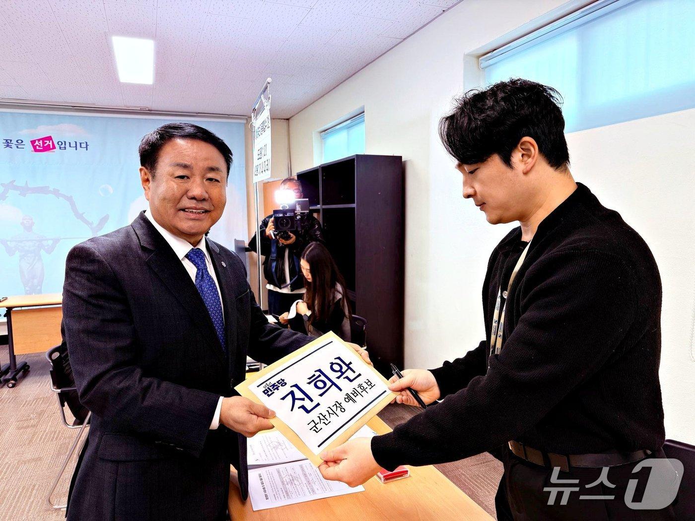 본문 이미지 - 진희완 전 군산시의회 의장이 20일 군산시선관위에 예비후보 등록을 하고 있다.(본인 제공. 재판매 및 DB금지)