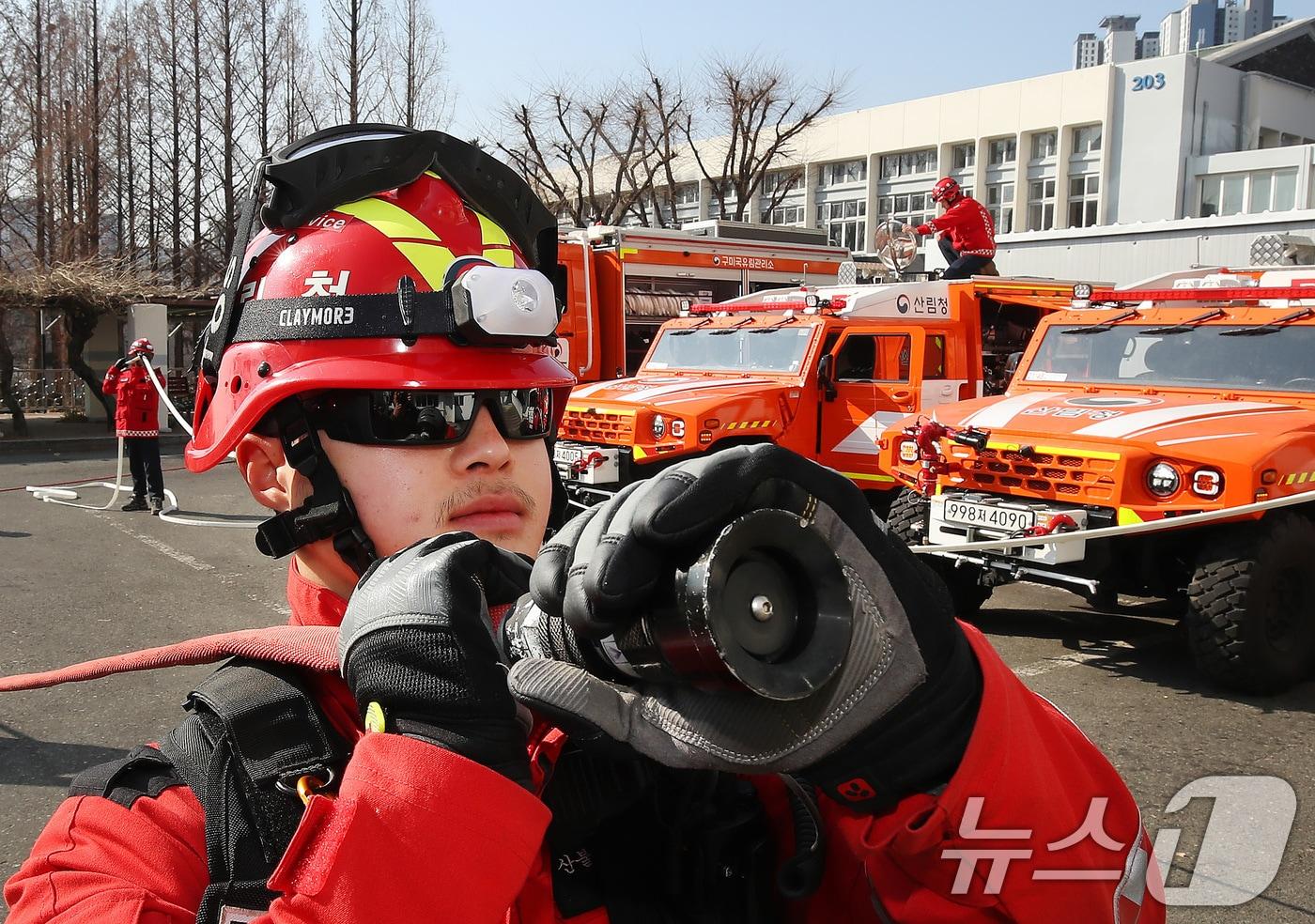 본문 이미지 - 건조주의보가 발효된 20일 오전 대구 북구 대구시 산격청사에서 남부지방산림청 구미국유림관리소 소속 산불재난 특수진화대원들이 다목적 진화차량과 장비를 점검하고 있다. 2026.2.20 ⓒ 뉴스1 공정식 기자