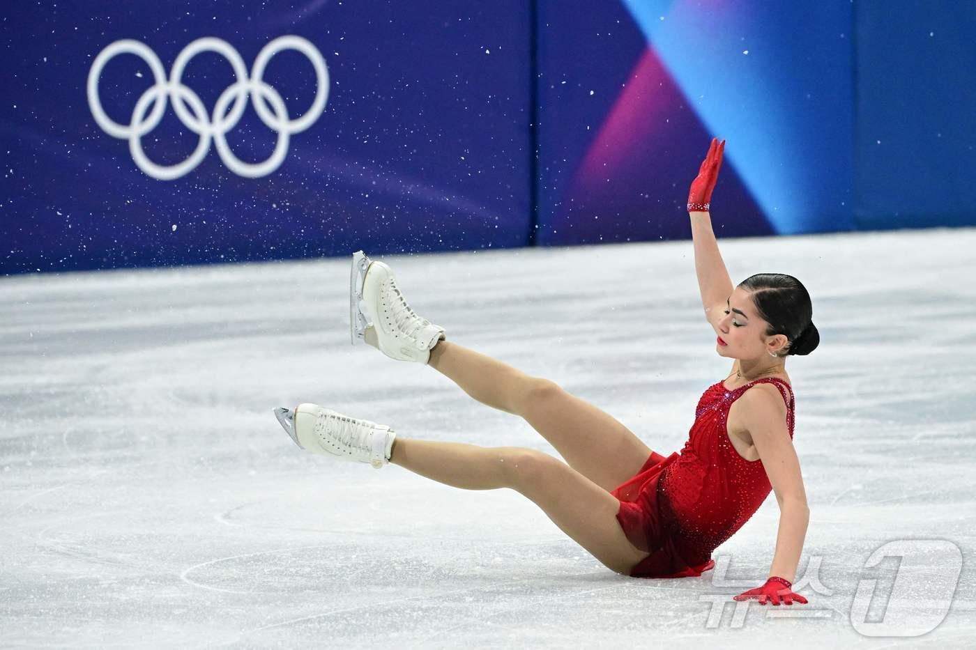 본문 이미지 - 20일(한국시간) 이탈리아 밀라노 아이스스케이팅 아레나서 열린 2026 밀라노·코르티나담페초 동계올림픽 피겨스케이팅 여자 싱글 프리스케이팅에서 개인 중립 자격(AIN)으로 출전한 러시아 선수 아델리야 페트로시안이 넘어지는 모습. ⓒ AFP=뉴스1