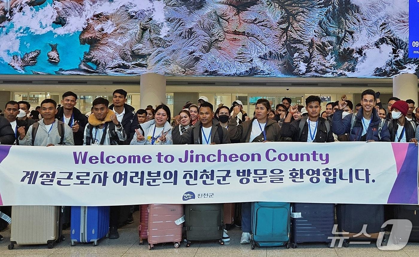 본문 이미지 - 충북 진천군의 농촌 인력난 해소에 도움을 줄 캄보디아 외국인 계절근로자 62명이 20일 입국했다.(진천군 제공, 재판매 및 DB금지)/뉴스1