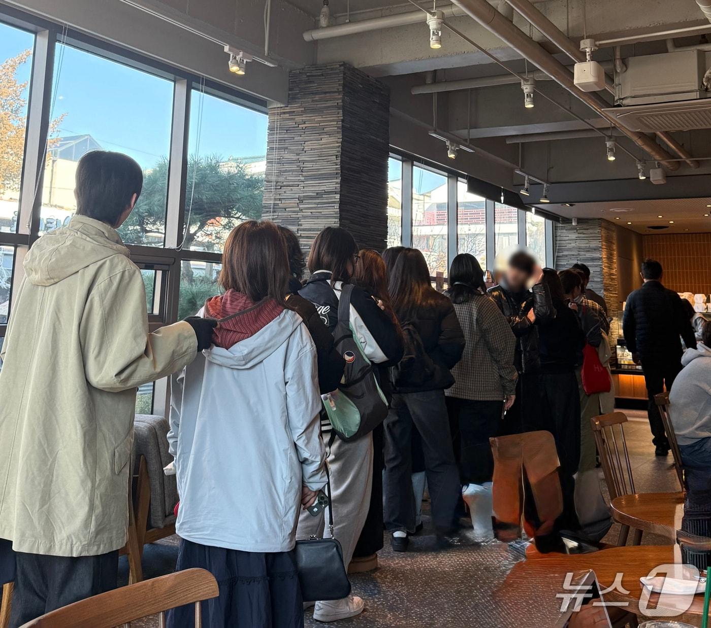 본문 이미지 - 스타벅스가 'Sweet Hour 리유저블 컵' 이벤트를 시작한 19일 오후 경복궁역점 매장 내에 고객들이 기다리고 있다. 뉴스1 ⓒ News1