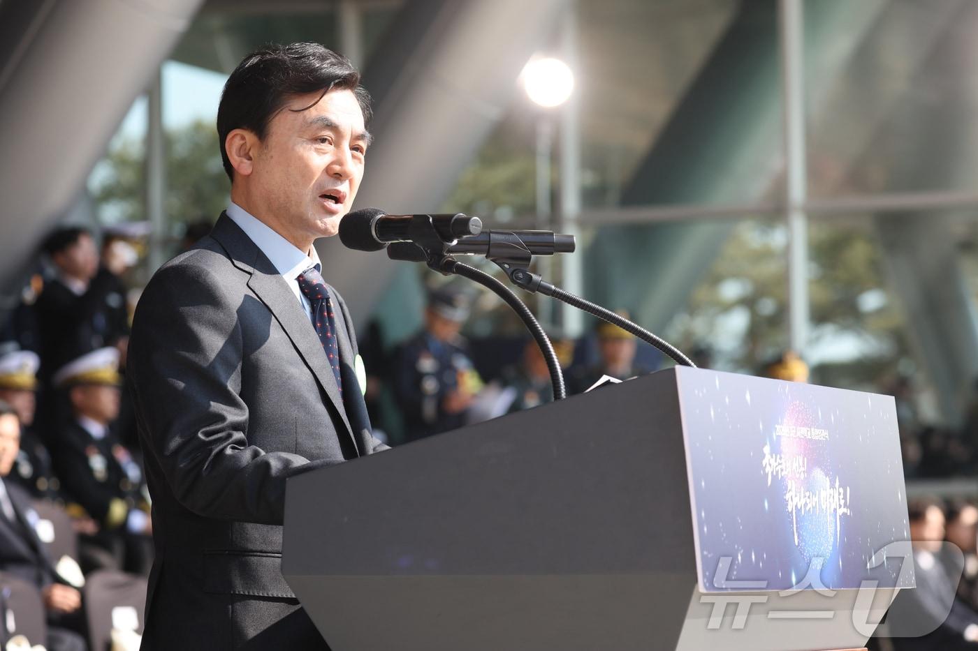 본문 이미지 - 안규백 국방부 장관이 20일 충남 계룡대 대연병장에서 열린 육·해·공군 사관학교 통합임관식에서 축사하고 있다. 2026.2.20 ⓒ 뉴스1 이재명 기자