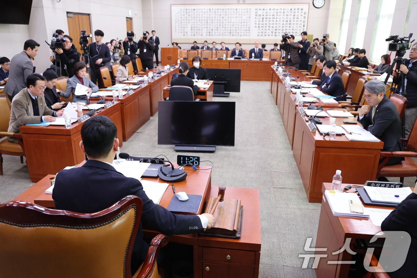 본문 이미지 - 나경원 국민의힘 의원이 20일 서울 여의도 국회에서 열린 법제사법위원회 법안심사제1소위원회에서 김용민 소위원장에게 항의하고 있다. 2026.2.20 ⓒ 뉴스1 신웅수 기자