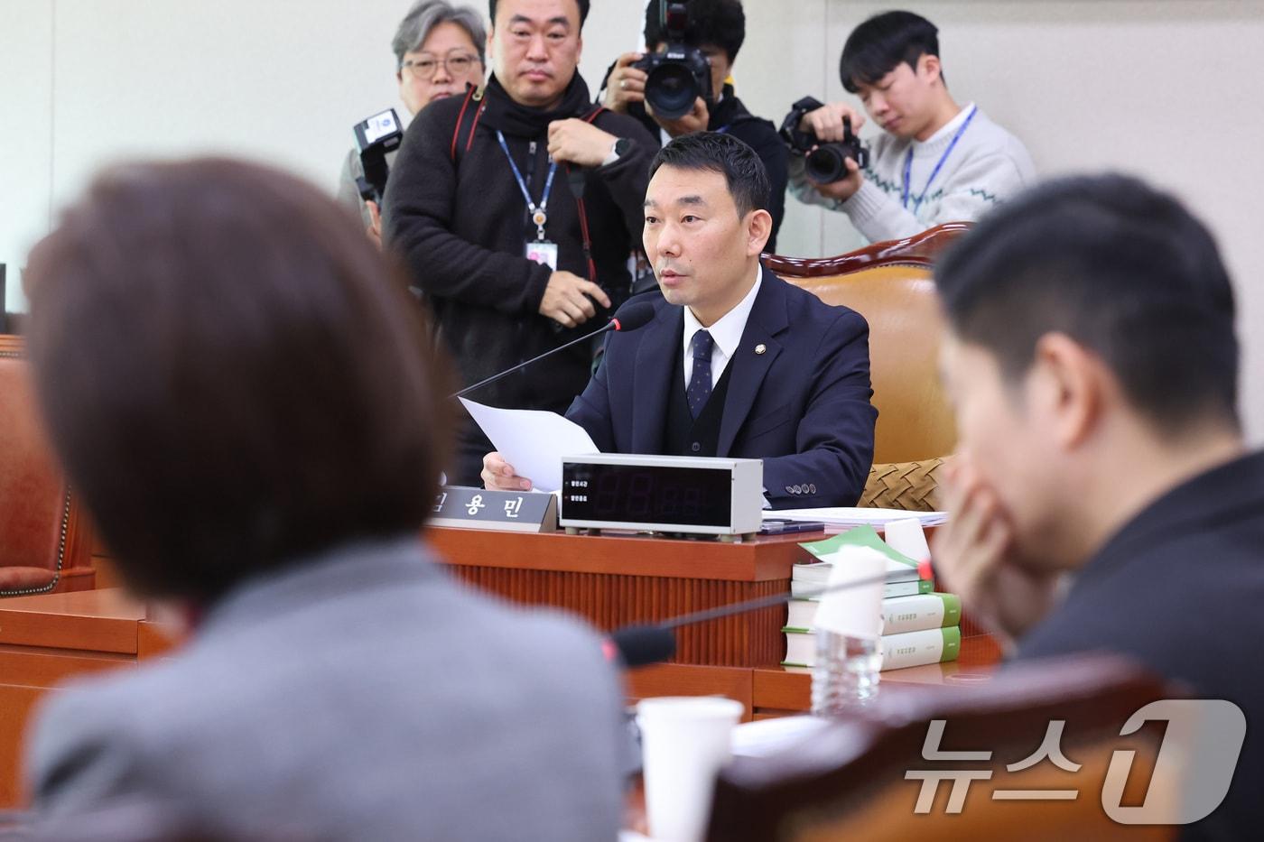 본문 이미지 - 김용민 소위원장이 20일 서울 여의도 국회에서 열린 법제사법위원회 법안심사제1소위원회에서 발언하고 있다. 2026.2.20 ⓒ 뉴스1 신웅수 기자