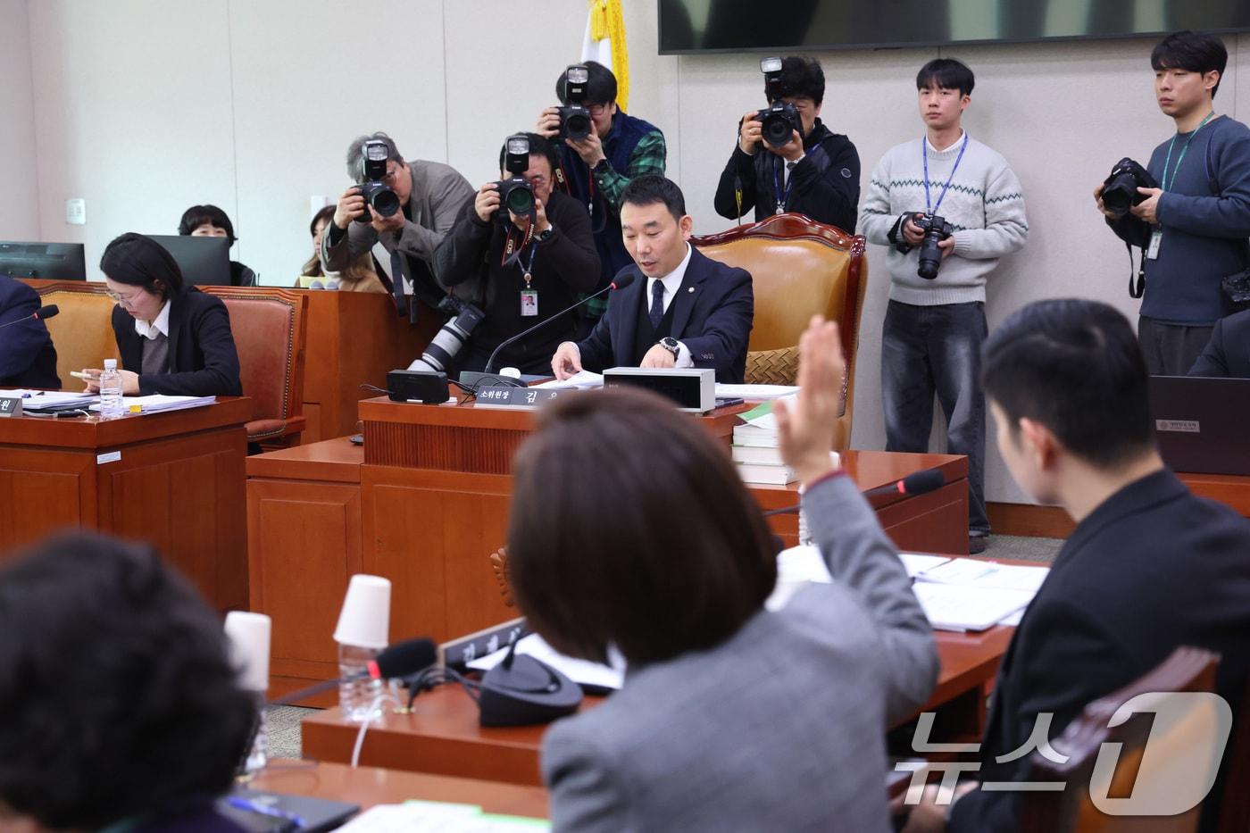 본문 이미지 - 나경원 국민의힘 의원이 20일 서울 여의도 국회에서 열린 법제사법위원회 법안심사제1소위원회에서 의사진행 발언을 신청하고 있다. 2026.2.20 ⓒ 뉴스1 신웅수 기자