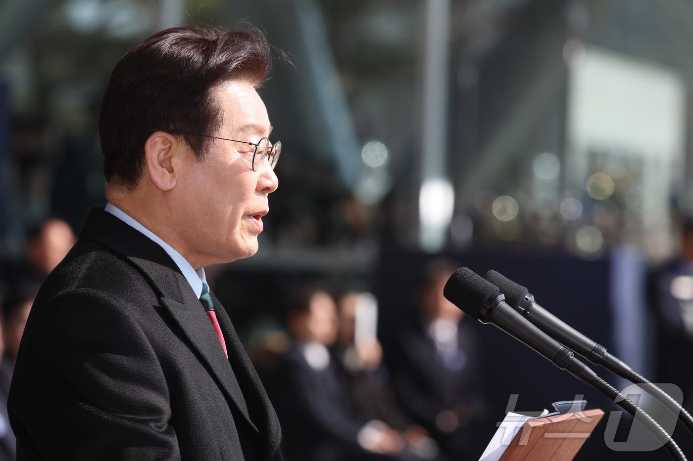 본문 이미지 - 이재명 대통령이 20일 충남 계룡대 대연병장에서 열린 육·해·공군 사관학교 통합임관식에서 축사하고 있다. 2026.2.20 ⓒ 뉴스1 이재명 기자