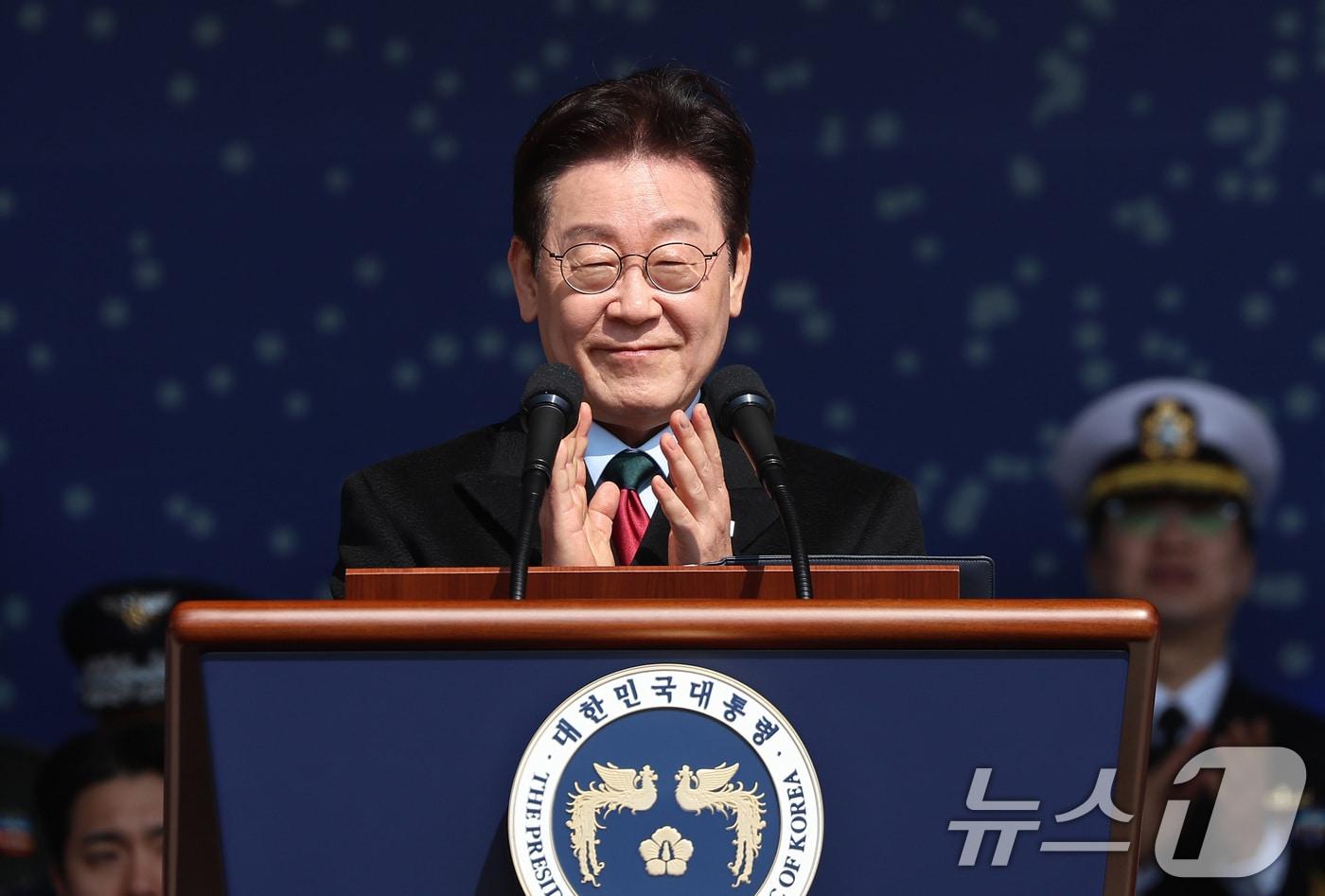 본문 이미지 - 이재명 대통령이 20일 충남 계룡대 대연병장에서 열린 육·해·공군 사관학교 통합임관식에서 축사 후 박수를 치고 있다. (청와대통신사진기자단) 2026.2.20 ⓒ 뉴스1 이재명 기자