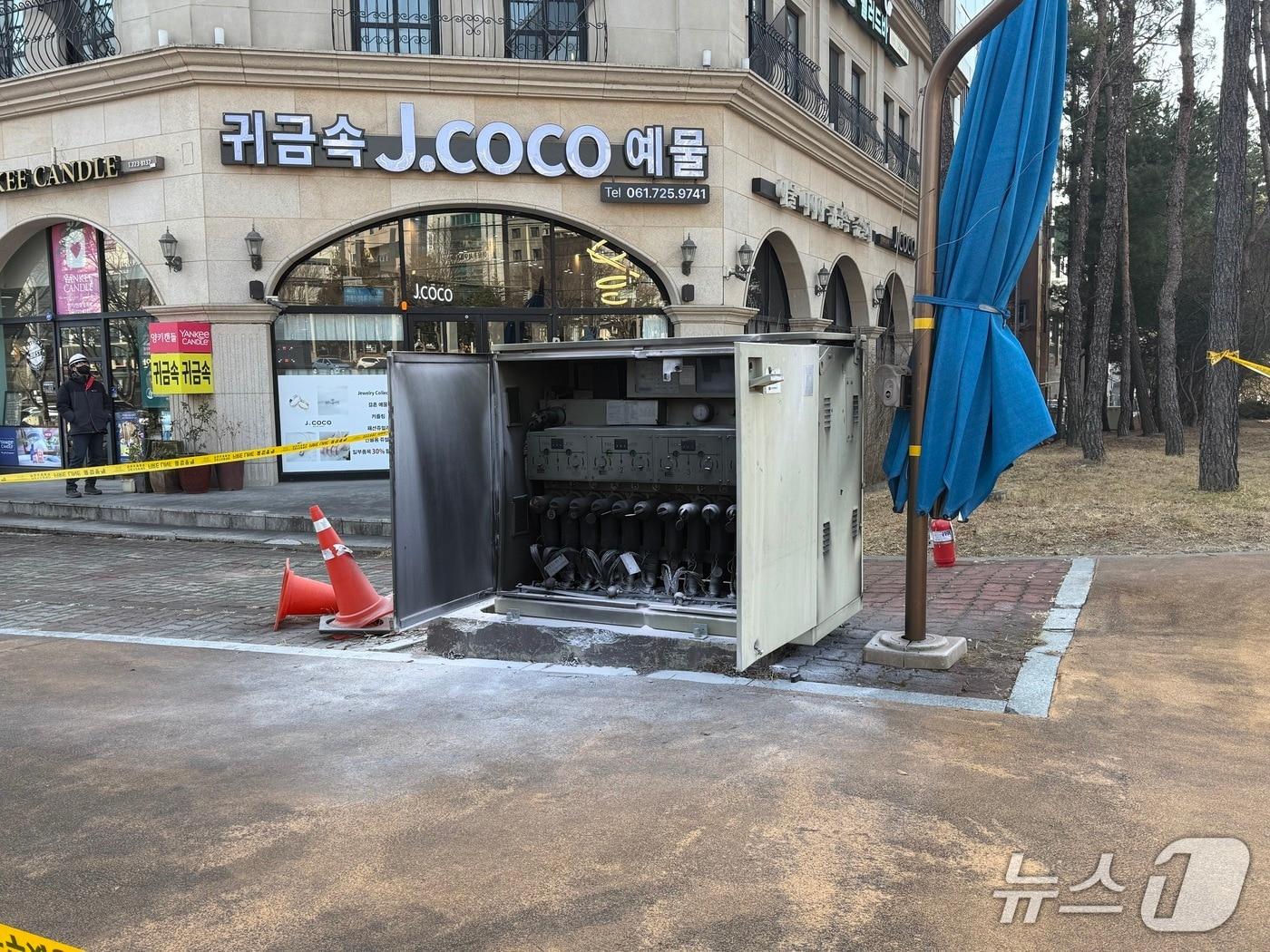 본문 이미지 - 20일 10시 4분쯤 순천시 왕지동에서 화물차가 전력 개폐기를 들이받아 인근 996세대가 정전을 겪었다. (순천시 제공. 재판매 및 DB금지)